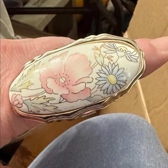 Vintage floral lipstick 💄holder with mirror 🪞 - Picture 2 of 2